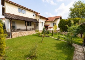 House - Pernik, Curkva